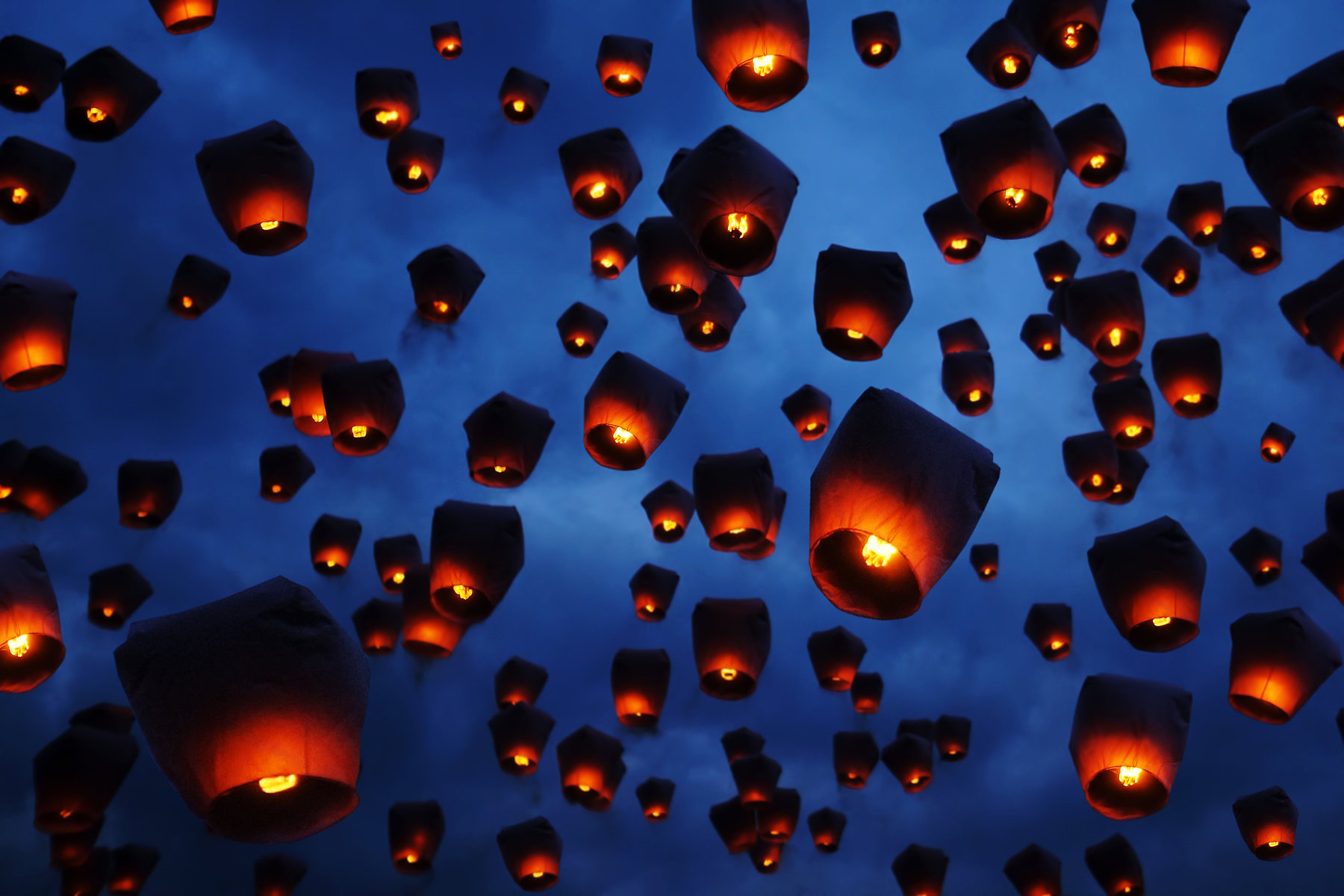 Wensballonnen in de nachtlucht