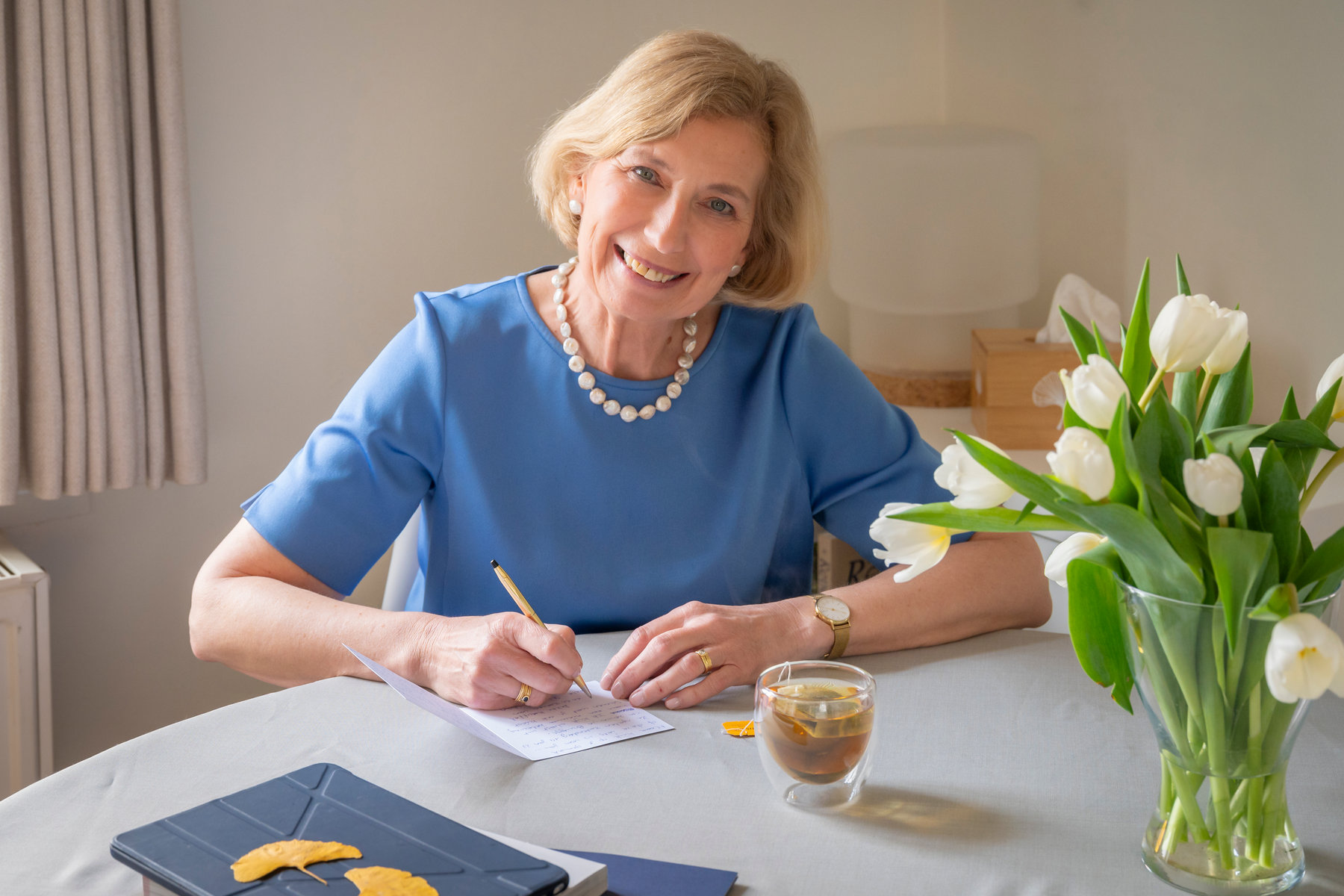 Ineke van der Vleuten aan het schrijven