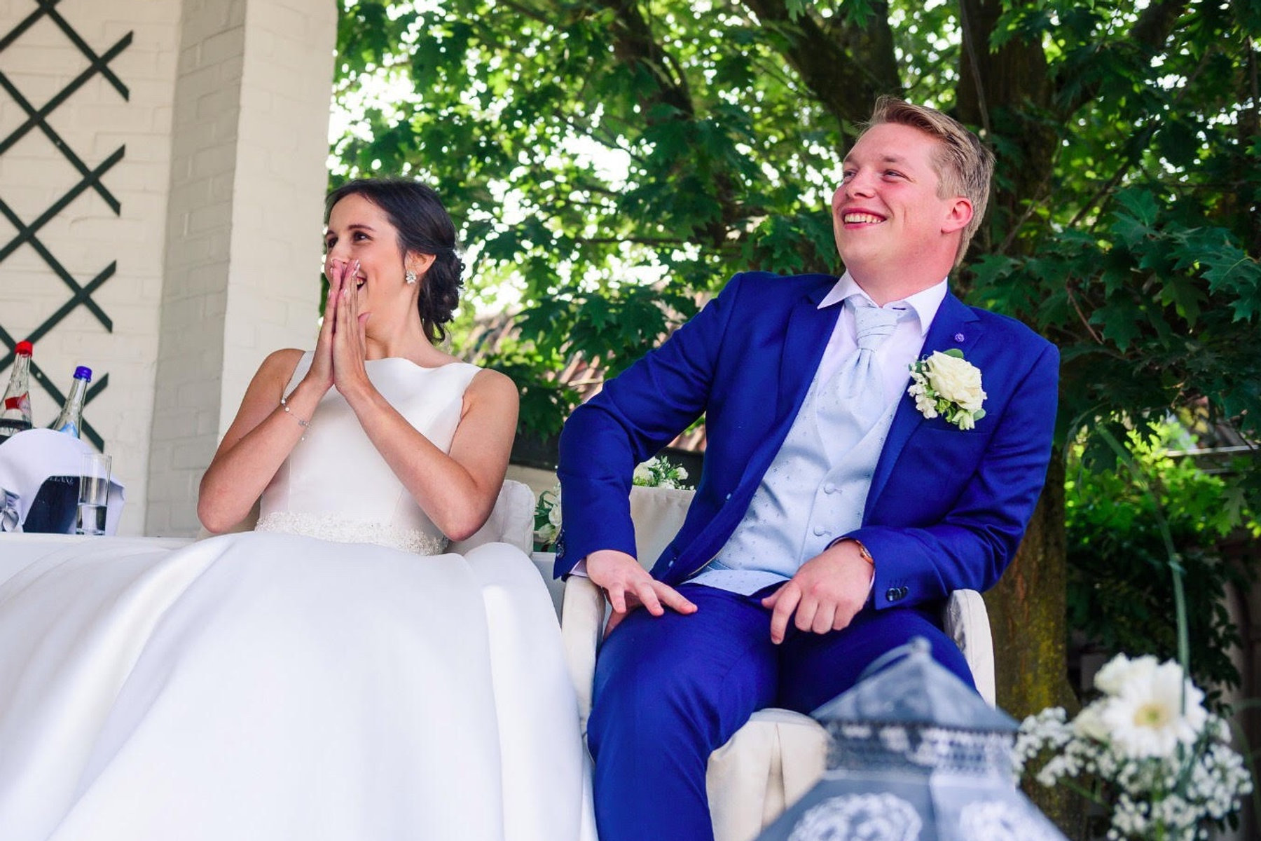 Ontroerd bruidspaar tijdens de ceremonie