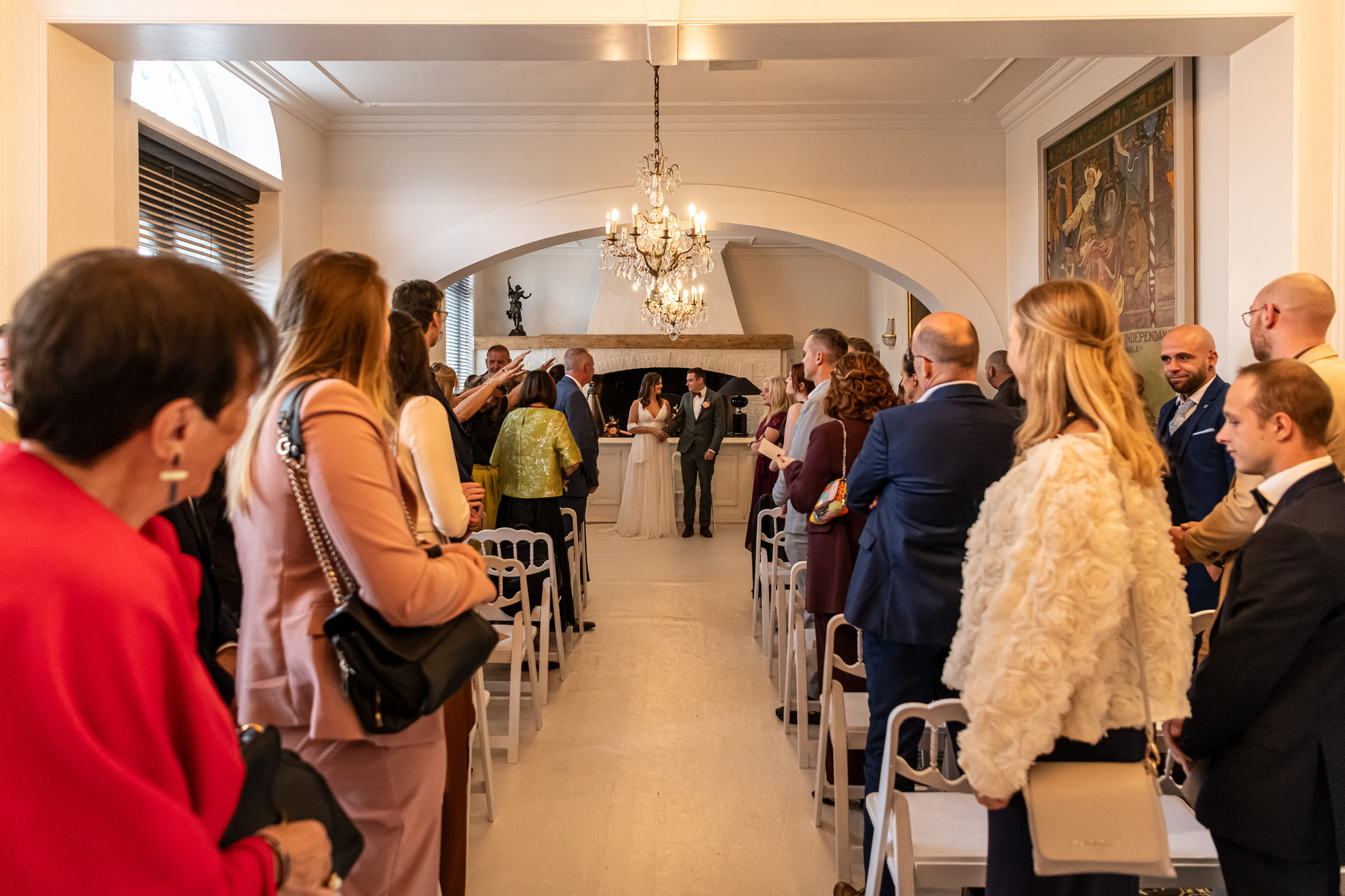 Gasten wachten op de ceremonie in een salon